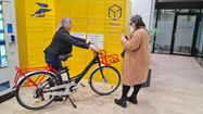 SURPRENANT - La Poste vend des vélos électriques de facteurs reconditionnés